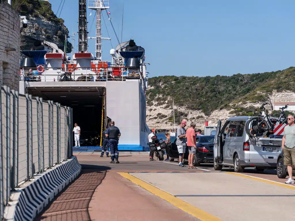 Des agents du port procédant à l'embarquement de véhicule