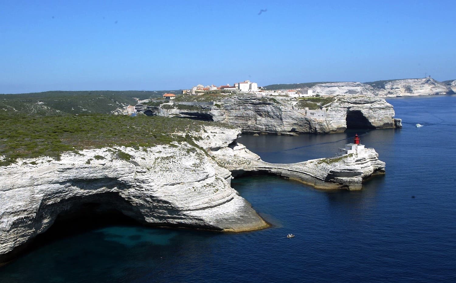 Vue aérienne des grottes de Bonifacio par beau temps