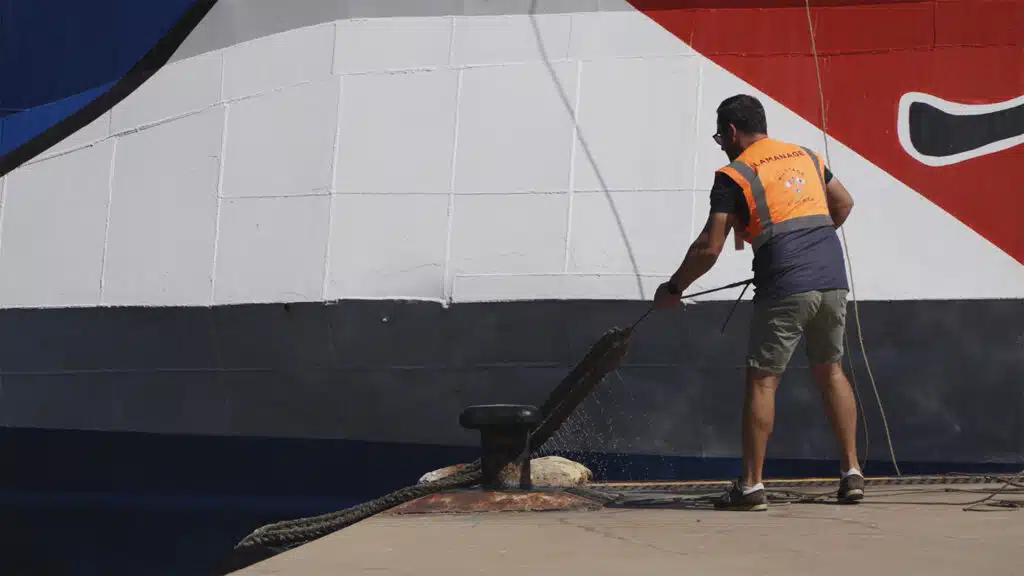 Agent du port s'occupant du lamanage d'un bateau